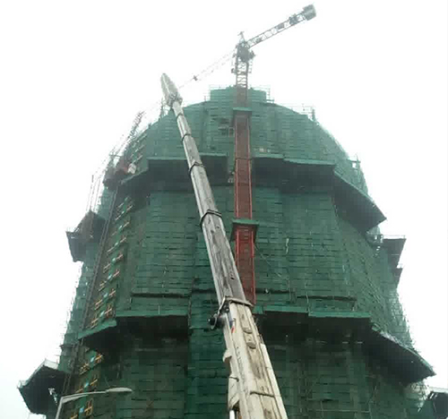 金湾吊车在工地上作业